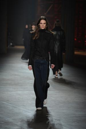 親しみ感じる、ディーゼル ブラック ゴールドのノスタルジックなアーバンルック【2017-18秋冬ウィメンズ】