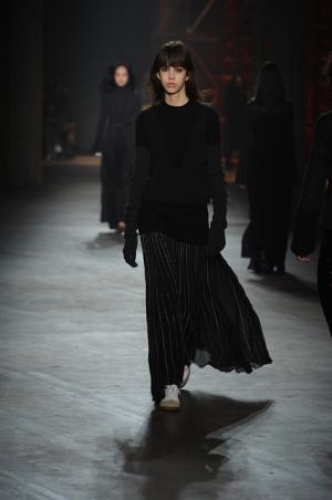 親しみ感じる、ディーゼル ブラック ゴールドのノスタルジックなアーバンルック【2017-18秋冬ウィメンズ】