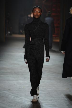 親しみ感じる、ディーゼル ブラック ゴールドのノスタルジックなアーバンルック【2017-18秋冬ウィメンズ】