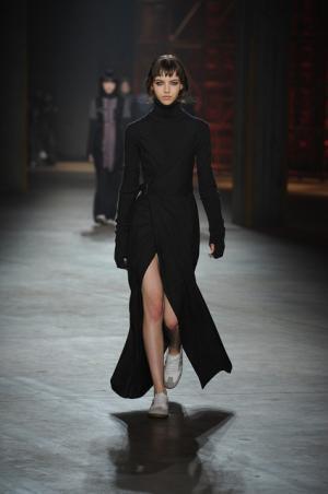 親しみ感じる、ディーゼル ブラック ゴールドのノスタルジックなアーバンルック【2017-18秋冬ウィメンズ】