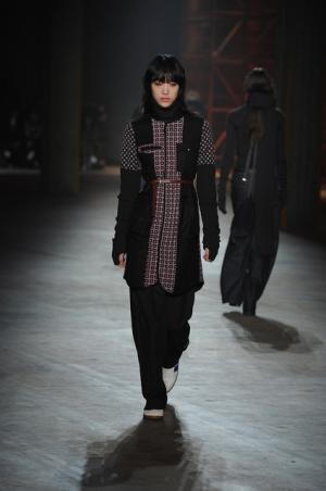 親しみ感じる、ディーゼル ブラック ゴールドのノスタルジックなアーバンルック【2017-18秋冬ウィメンズ】