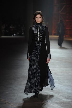 親しみ感じる、ディーゼル ブラック ゴールドのノスタルジックなアーバンルック【2017-18秋冬ウィメンズ】