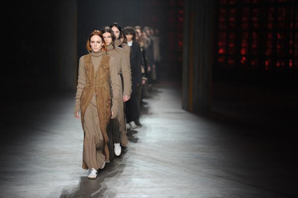 親しみ感じる、ディーゼル ブラック ゴールドのノスタルジックなアーバンルック【2017-18秋冬ウィメンズ】