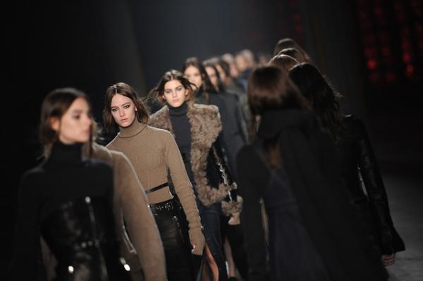 親しみ感じる、ディーゼル ブラック ゴールドのノスタルジックなアーバンルック【2017-18秋冬ウィメンズ】