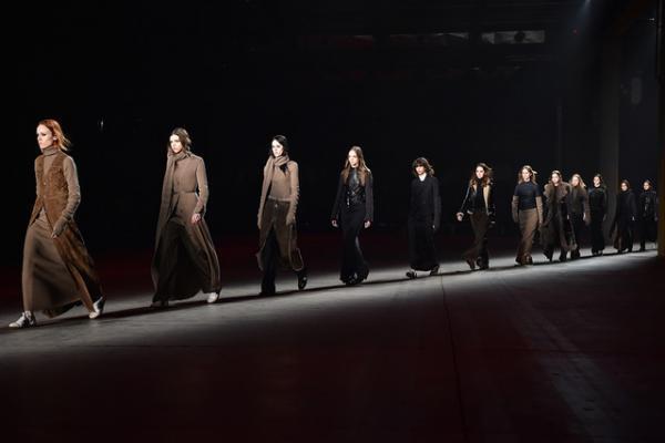 親しみ感じる、ディーゼル ブラック ゴールドのノスタルジックなアーバンルック【2017-18秋冬ウィメンズ】