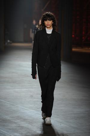 親しみ感じる、ディーゼル ブラック ゴールドのノスタルジックなアーバンルック【2017-18秋冬ウィメンズ】