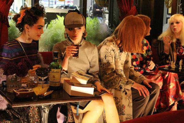 ケイタマルヤマ、日本初のロンドンパブに集うスウィンギン・ガール！【2017-18秋冬ウィメンズ】