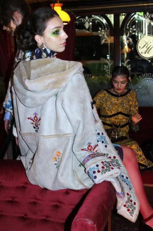 ケイタマルヤマ、日本初のロンドンパブに集うスウィンギン・ガール！【2017-18秋冬ウィメンズ】