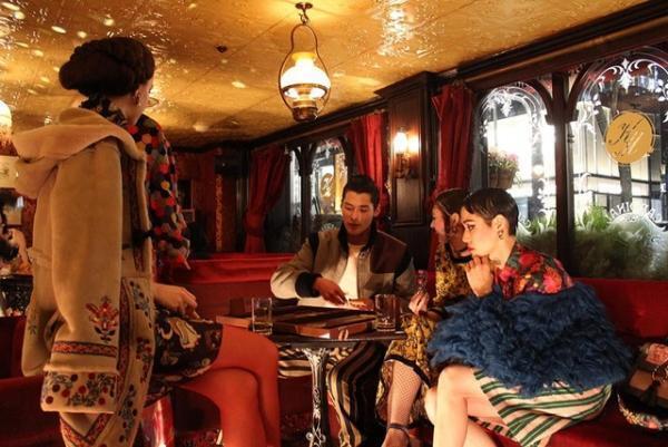 ケイタマルヤマ、日本初のロンドンパブに集うスウィンギン・ガール！【2017-18秋冬ウィメンズ】