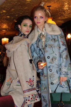 ケイタマルヤマ、日本初のロンドンパブに集うスウィンギン・ガール！【2017-18秋冬ウィメンズ】