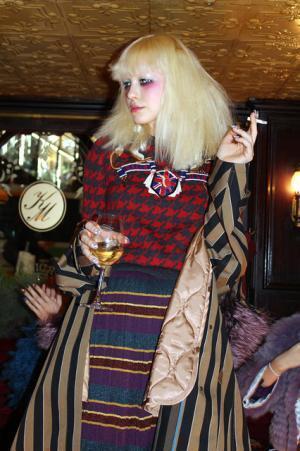 ケイタマルヤマ、日本初のロンドンパブに集うスウィンギン・ガール！【2017-18秋冬ウィメンズ】