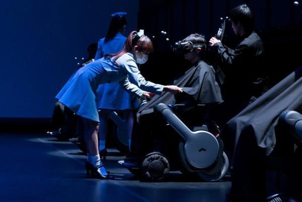 東京ドームシティに“大人が遊べる新空間”！ライゾマ×MIKIKO率いるELEVENPLAYが新ジャンルのダンス・インスタレーションを披露