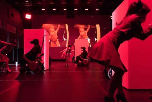 東京ドームシティに“大人が遊べる新空間”！ライゾマ×MIKIKO率いるELEVENPLAYが新ジャンルのダンス・インスタレーションを披露