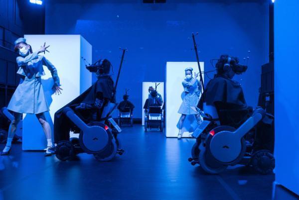 東京ドームシティに“大人が遊べる新空間”！ライゾマ×MIKIKO率いるELEVENPLAYが新ジャンルのダンス・インスタレーションを披露