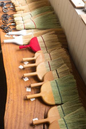 今まで見たことのないユニークな箒をつくる熊本のクラフトショップ「OPEN STUDIO」【九州のクリエイターたち：02】