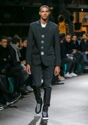 ジバンシィ バイ リカルド ティッシ、アメリカ西部の記憶から紡ぐ遊び心【2017-18秋冬メンズ】