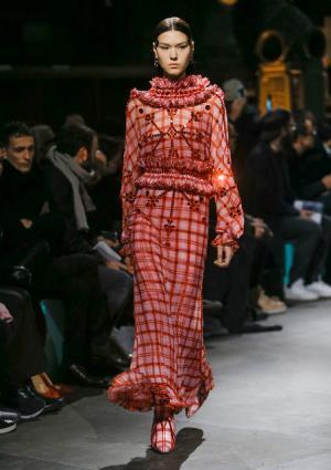 ジバンシィ バイ リカルド ティッシ、アメリカ西部の記憶から紡ぐ遊び心【2017-18秋冬メンズ】