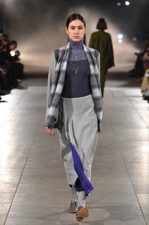 垢抜け、意気地、色気を兼ね備えた江戸の美意識「いき」をよみがえらせたmatohuの試み【2017-18秋冬ウィメンズ】