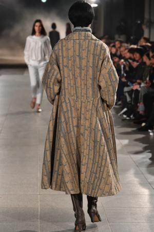 垢抜け、意気地、色気を兼ね備えた江戸の美意識「いき」をよみがえらせたmatohuの試み【2017-18秋冬ウィメンズ】