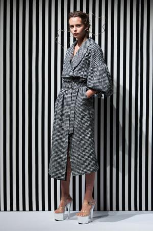 アキコアオキ、身体と服の距離感から生まれる“原始的”な美しさ【2017-18秋冬ウィメンズ】