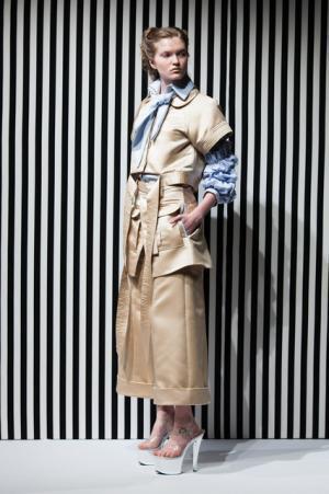 アキコアオキ、身体と服の距離感から生まれる“原始的”な美しさ【2017-18秋冬ウィメンズ】