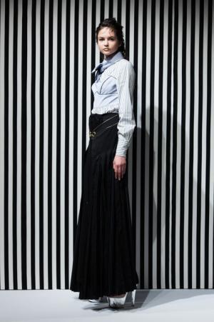 アキコアオキ、身体と服の距離感から生まれる“原始的”な美しさ【2017-18秋冬ウィメンズ】