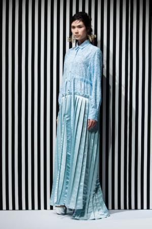 アキコアオキ、身体と服の距離感から生まれる“原始的”な美しさ【2017-18秋冬ウィメンズ】