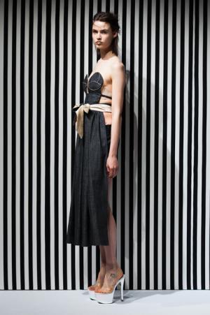 アキコアオキ、身体と服の距離感から生まれる“原始的”な美しさ【2017-18秋冬ウィメンズ】