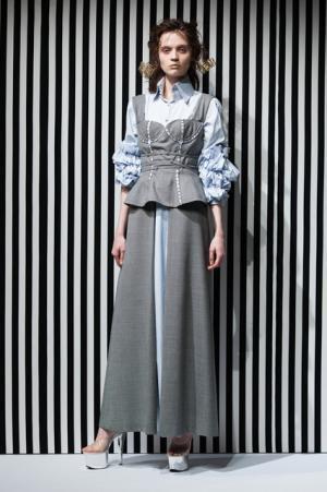 アキコアオキ、身体と服の距離感から生まれる“原始的”な美しさ【2017-18秋冬ウィメンズ】