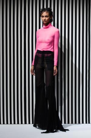 アキコアオキ、身体と服の距離感から生まれる“原始的”な美しさ【2017-18秋冬ウィメンズ】