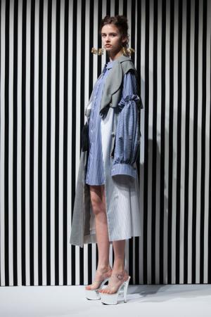 アキコアオキ、身体と服の距離感から生まれる“原始的”な美しさ【2017-18秋冬ウィメンズ】