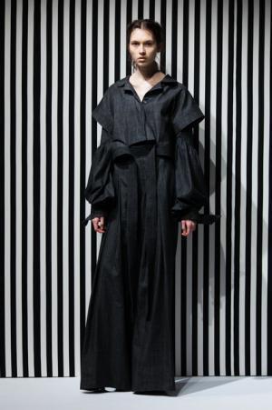 アキコアオキ、身体と服の距離感から生まれる“原始的”な美しさ【2017-18秋冬ウィメンズ】