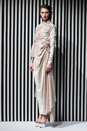 アキコアオキ、身体と服の距離感から生まれる“原始的”な美しさ【2017-18秋冬ウィメンズ】