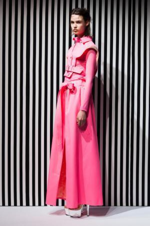 アキコアオキ、身体と服の距離感から生まれる“原始的”な美しさ【2017-18秋冬ウィメンズ】