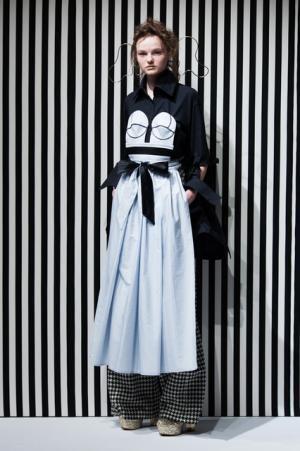 アキコアオキ、身体と服の距離感から生まれる“原始的”な美しさ【2017-18秋冬ウィメンズ】