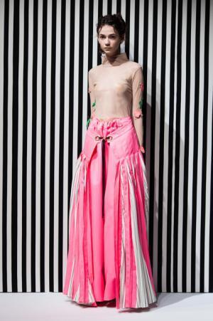 アキコアオキ、身体と服の距離感から生まれる“原始的”な美しさ【2017-18秋冬ウィメンズ】