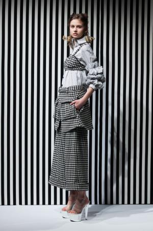 アキコアオキ、身体と服の距離感から生まれる“原始的”な美しさ【2017-18秋冬ウィメンズ】