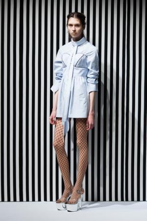 アキコアオキ、身体と服の距離感から生まれる“原始的”な美しさ【2017-18秋冬ウィメンズ】