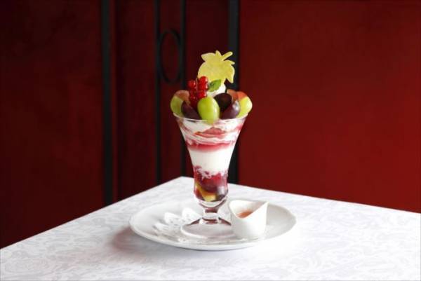 シャインマスカットと3種の葡萄を贅沢トッピングした限定パフェ！資生堂パーラー サロン・ド・カフェで食欲の秋を満喫
