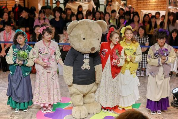 ももクロが新宿伊勢丹でファッションショーを開催！