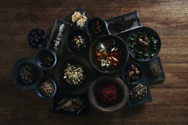 新木場に複合型の新スポット「カシカ」誕生! 薬膳カフェやギャラリー、古道具のリプロダクトショップ