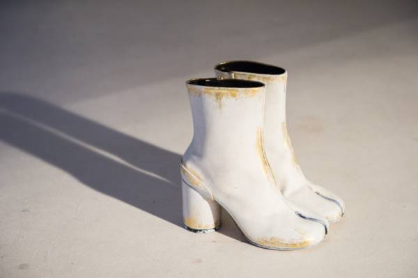 メゾン マルジェラ、2017春夏「アーティザナル」コレクション展示。DSMG限定「タビ」を販売