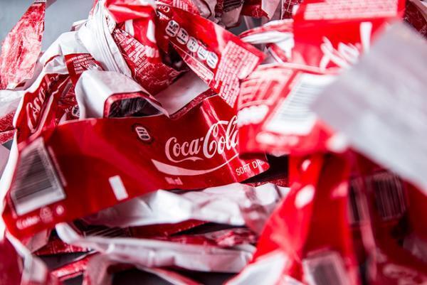 海に捨てられたコカコーラが生まれ変わる？オランダ・アムス発、“お酒を飲んで海をキレイに”プロジェクト