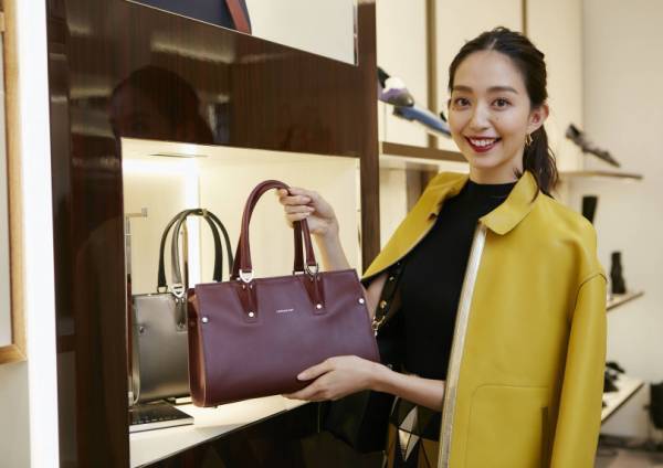 『アメリ』のオドレイ・トトゥやクリス-ウェブ 佳子...ロンシャンの表参道旗艦店オープンを祝しセレブが集合