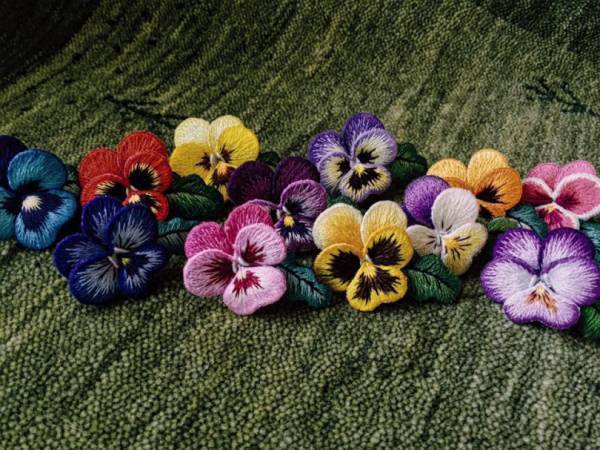 “超絶刺繍”にトキめく、長谷川和希の作品展が神戸ファッション美術館で開催