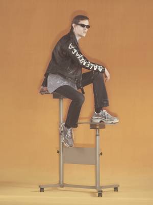 バレンシアガ、初のメンズ2018年春夏カプセルコレクションを発表