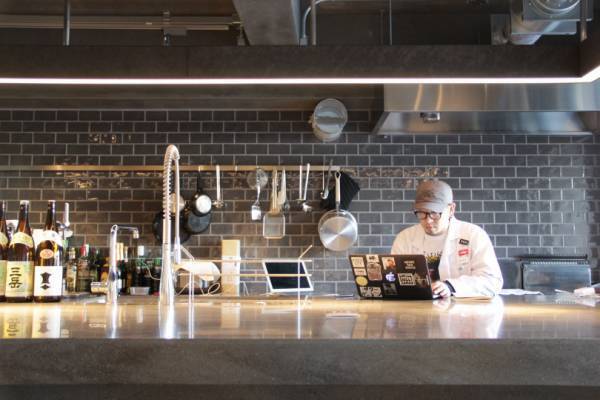 京都・祇園の新スポット、クリエイティブ雑居ビル「y gion」。カルチャーを発信する複合施設【京都の旅】