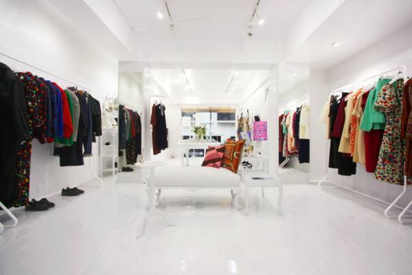 店内すべてがヴィンテージのイヴ・サンローラン一色に! 渋谷でエキシビジョン開催