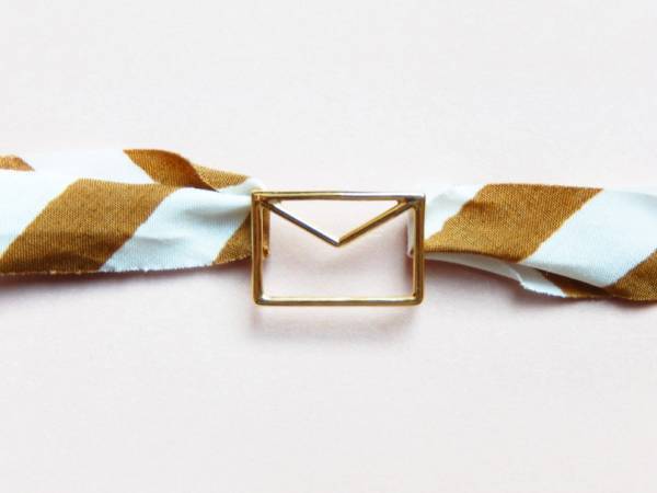 アリータからチャリティエディション“封筒モチーフ”のジュエリー登場