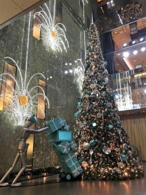 ティファニー本店、ホリデー ショーウィンドウ公開。銀座には、巨大クリスマスツリーが登場